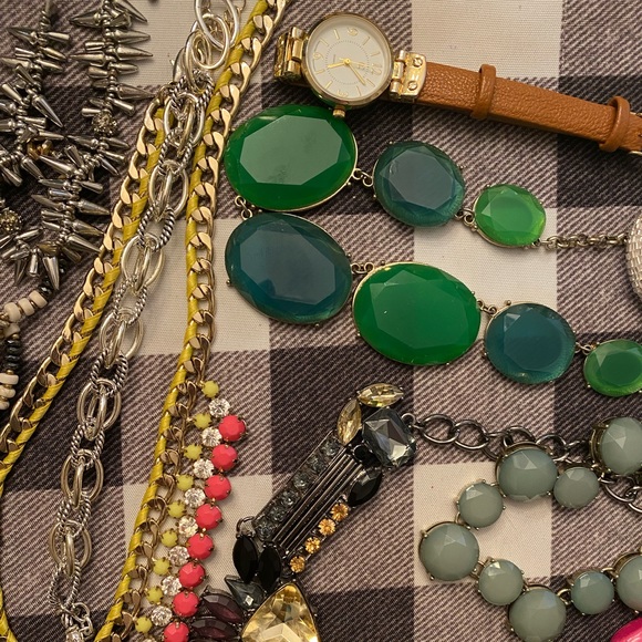 1LB JEWELRY LOT - Picture 3 of 5